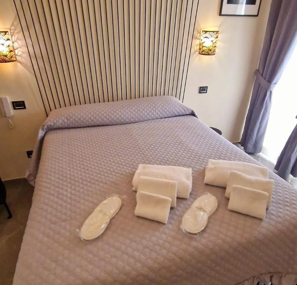 Il Salotto Della Regina Hotell Neapel 3*,