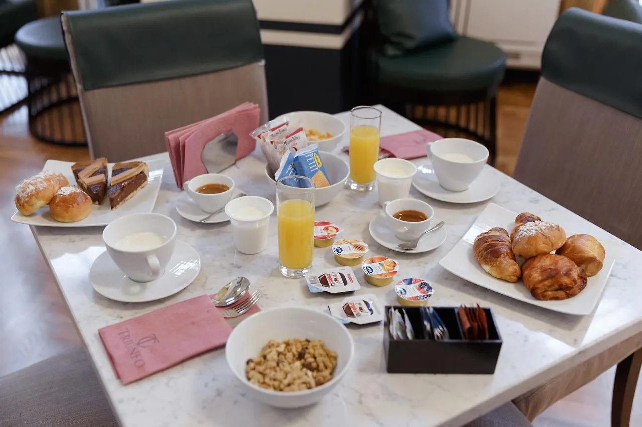 Il Salotto Della Regina Hotell Neapel 3*,